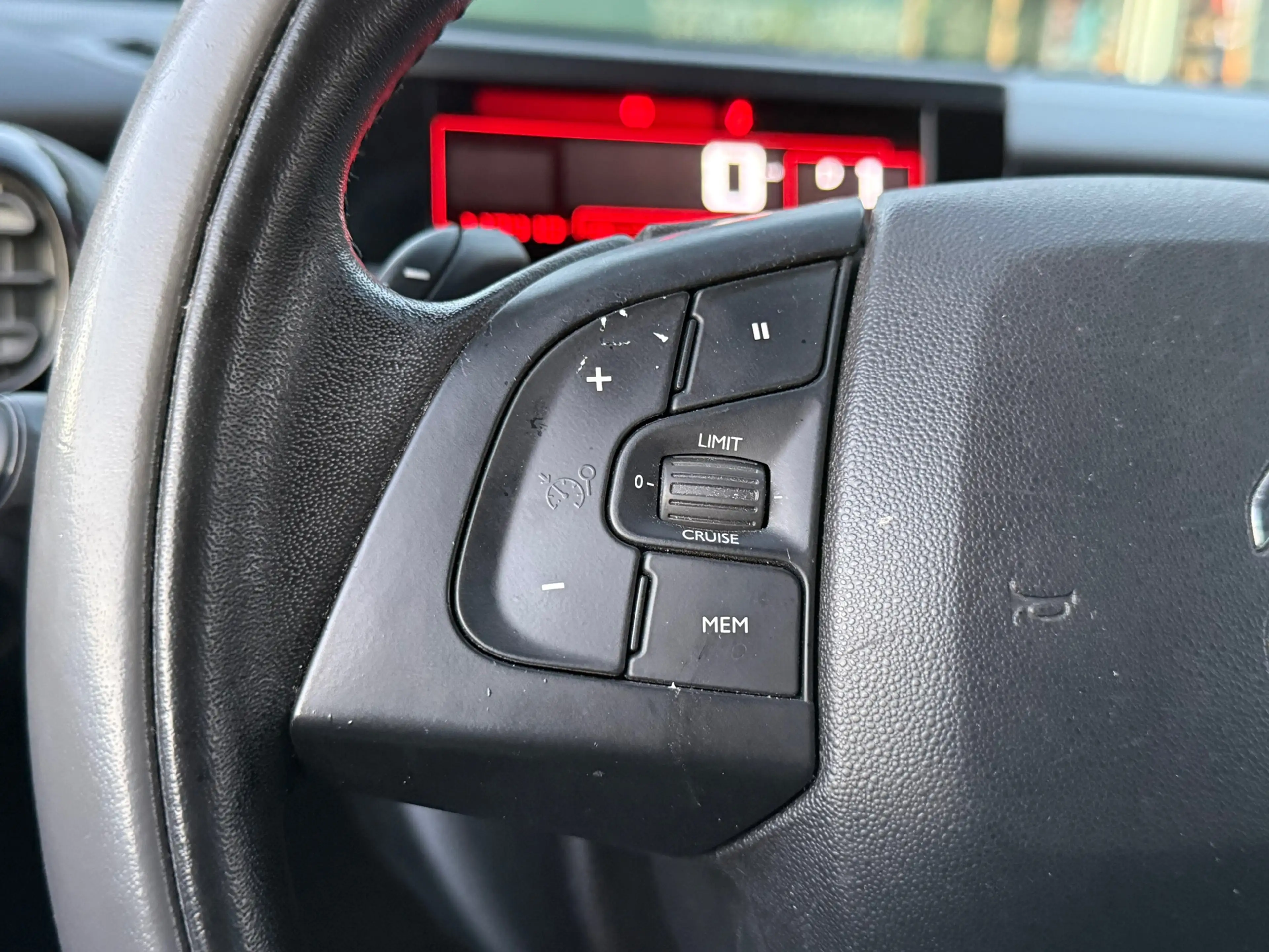 Citroen C4 Cactus 1.2 e-VTi Shine/ AUTOMAAT/ PARELMOERWIT — photo 35