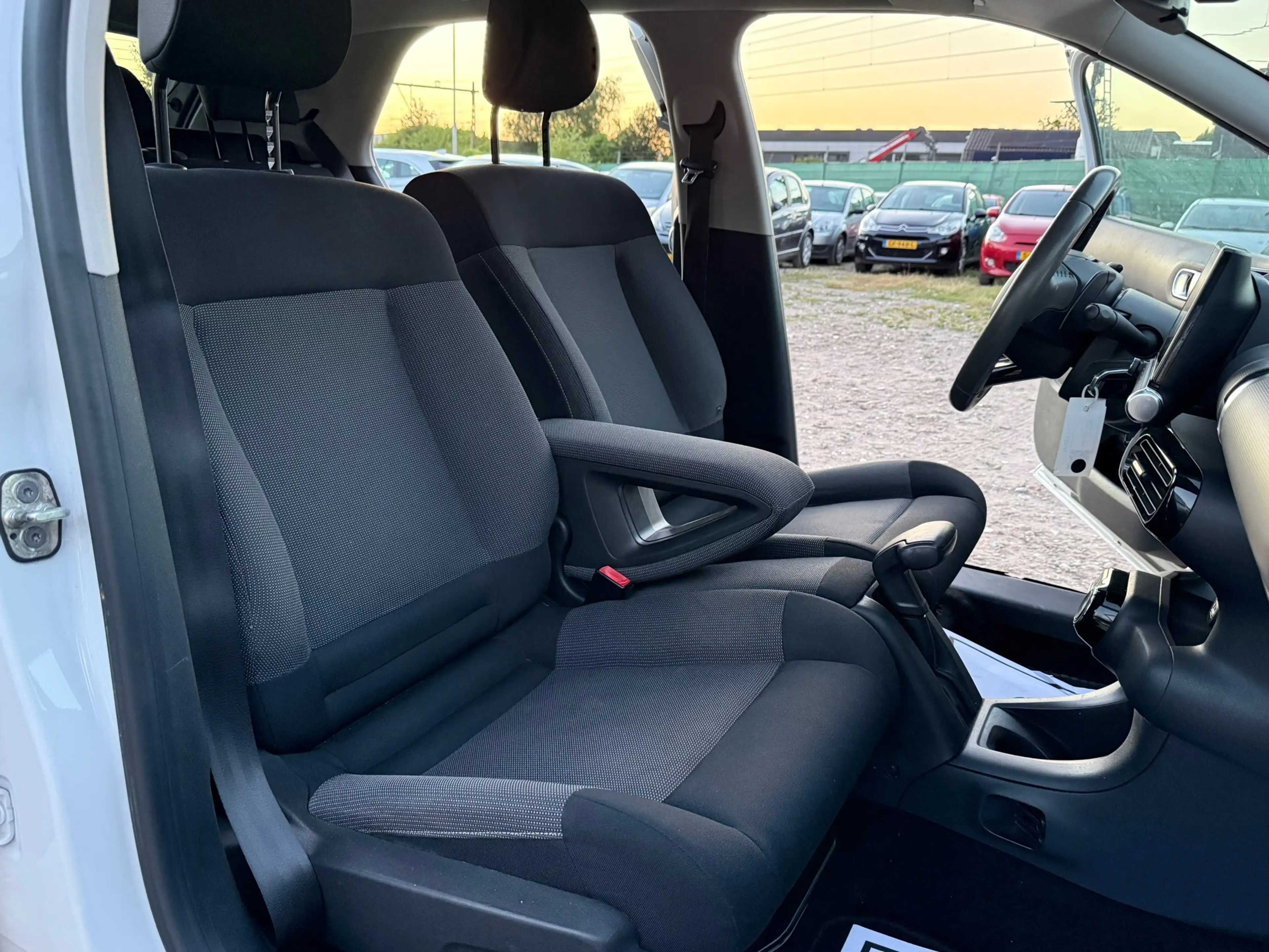 Citroen C4 Cactus 1.2 e-VTi Shine/ AUTOMAAT/ PARELMOERWIT — photo 25