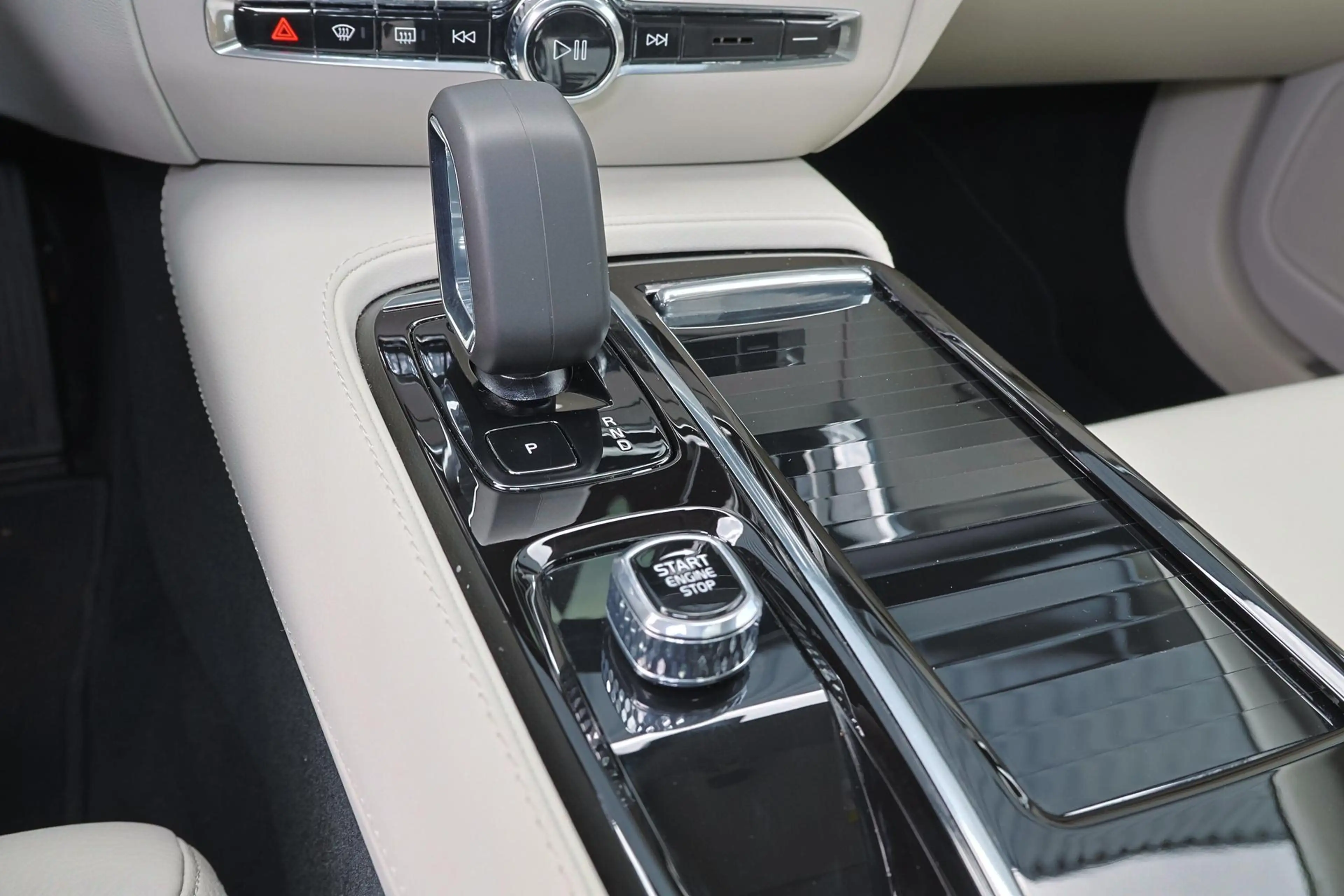 Volvo S60 2.0 Recharge T8 AWD Ultimate Bright — photo 11