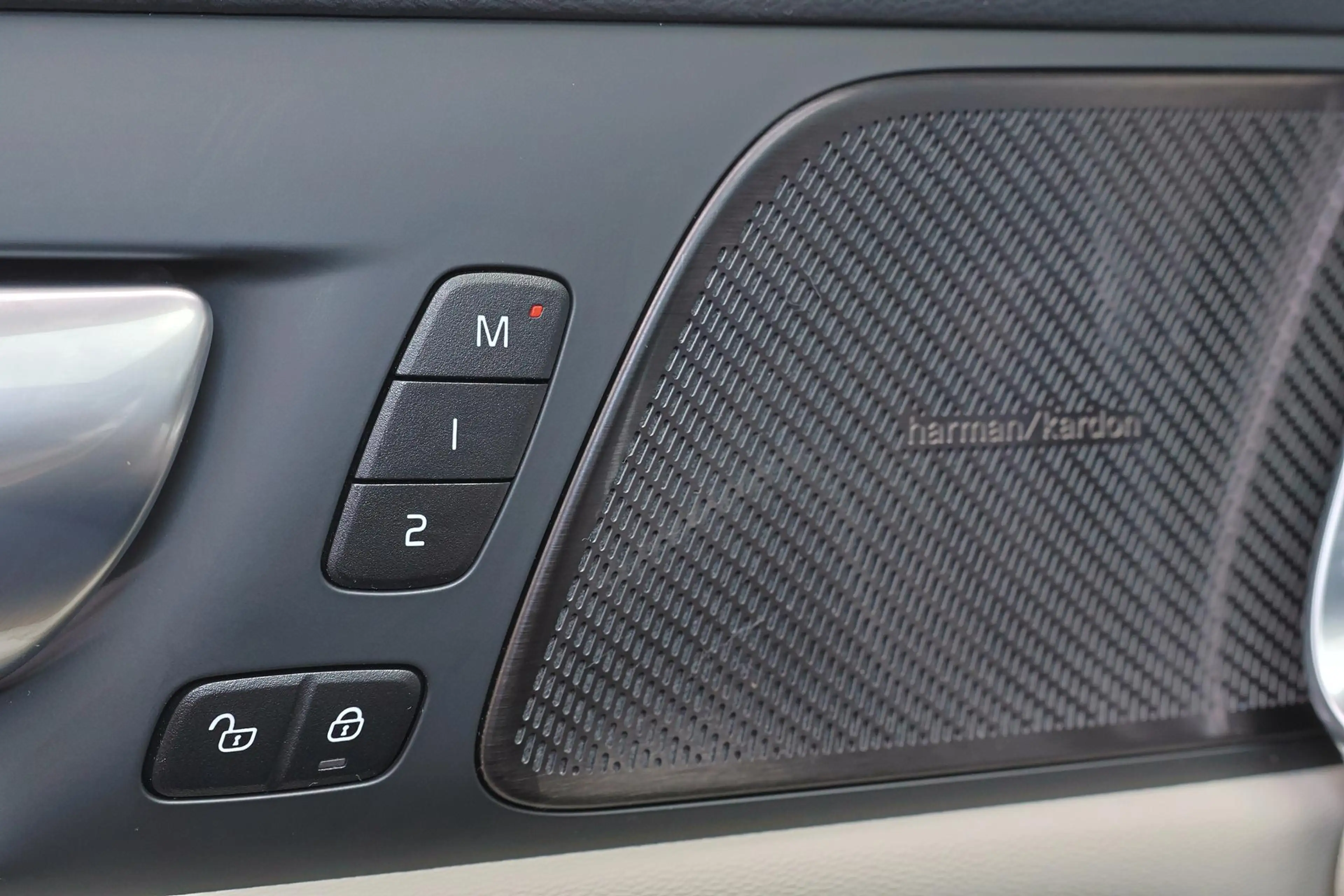Volvo S60 2.0 Recharge T8 AWD Ultimate Bright — photo 12