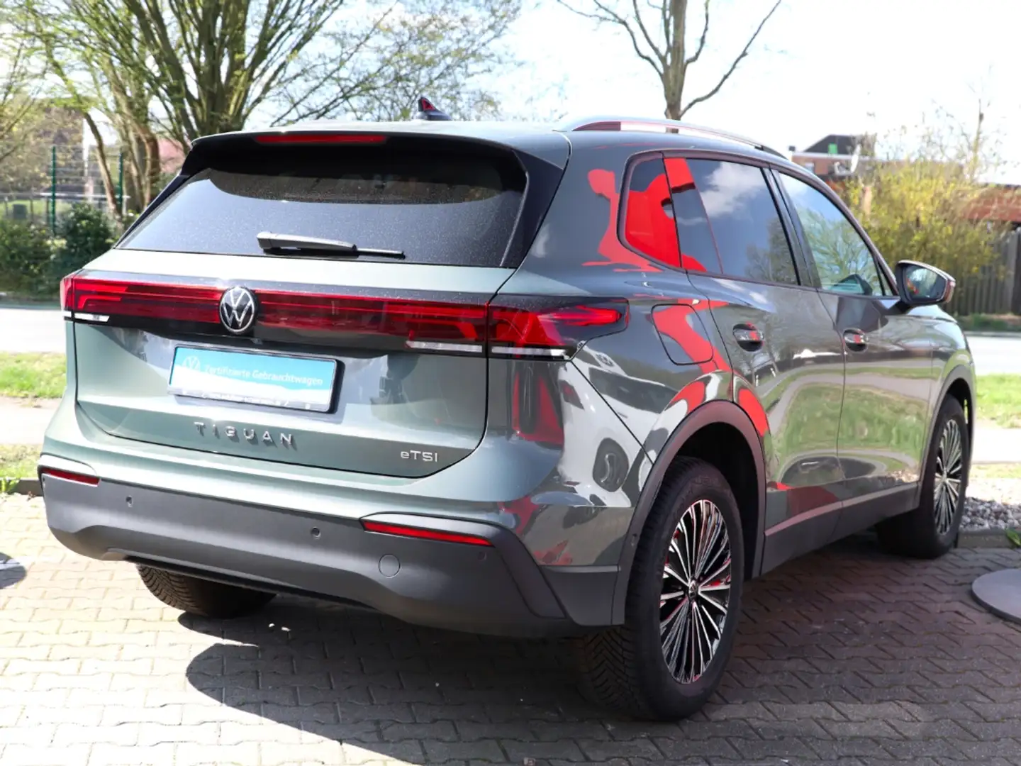 Volkswagen Tiguan LIFE TSI DSG NAVI PANO AHK RFK 5.J GARANTIE Grün - 2