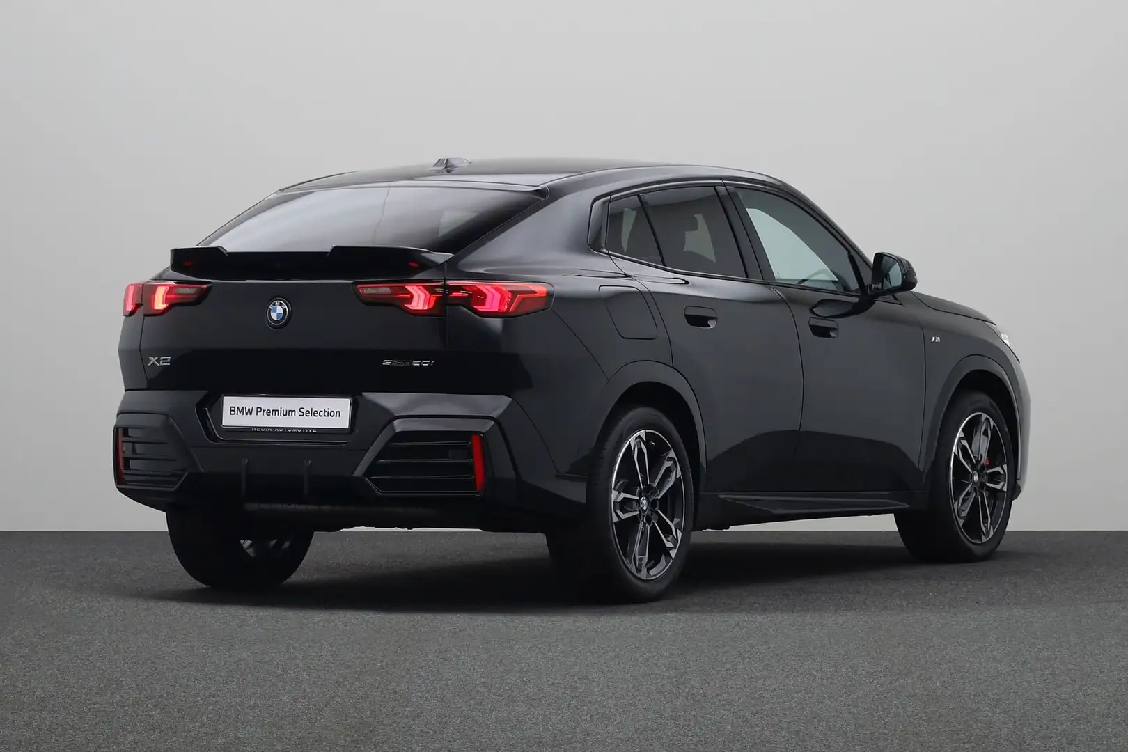 BMW X2 sDrive20i Launch Edition | M-Sportpakket Pro | Ada Zwart - 2