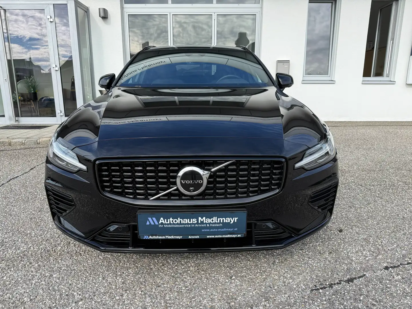 Volvo V60 Plus Dark Recharge Plug-In Hybrid AWD Schwarz - 1