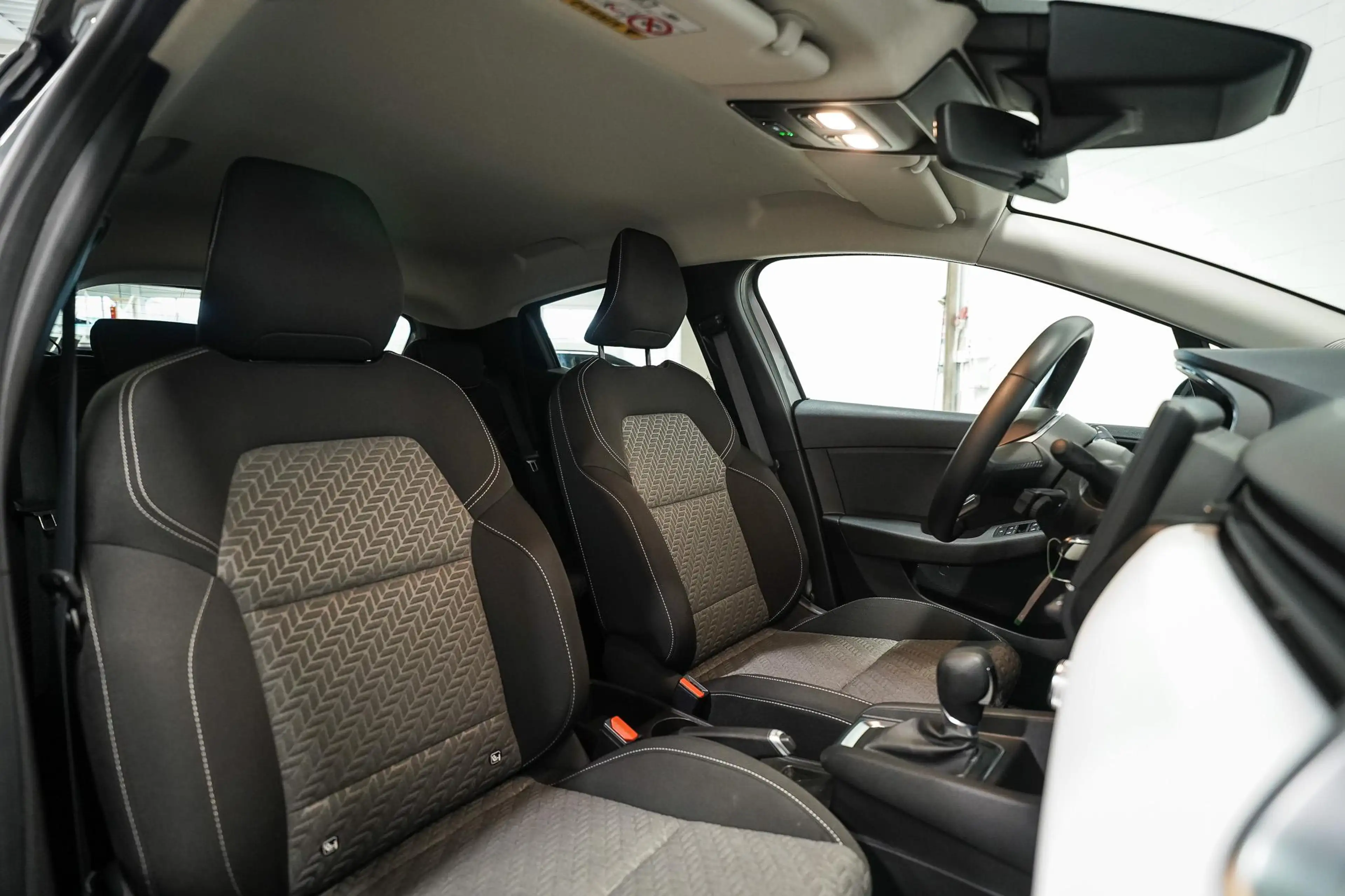 Renault Clio 1.6 E-Tech Hybrid 145 Evolution | Stoelverwarming — photo 6