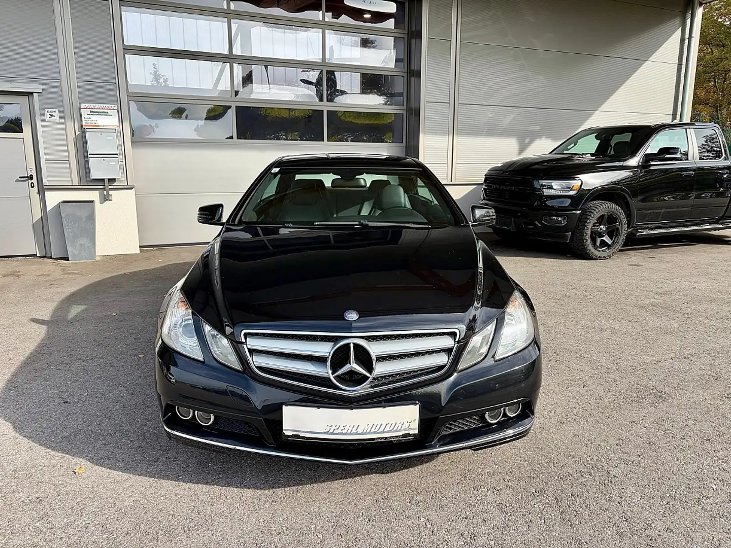 Mercedes-Benz E 250 Coupe Aut. *TOP GEPFLEGT* Schwarz - 2