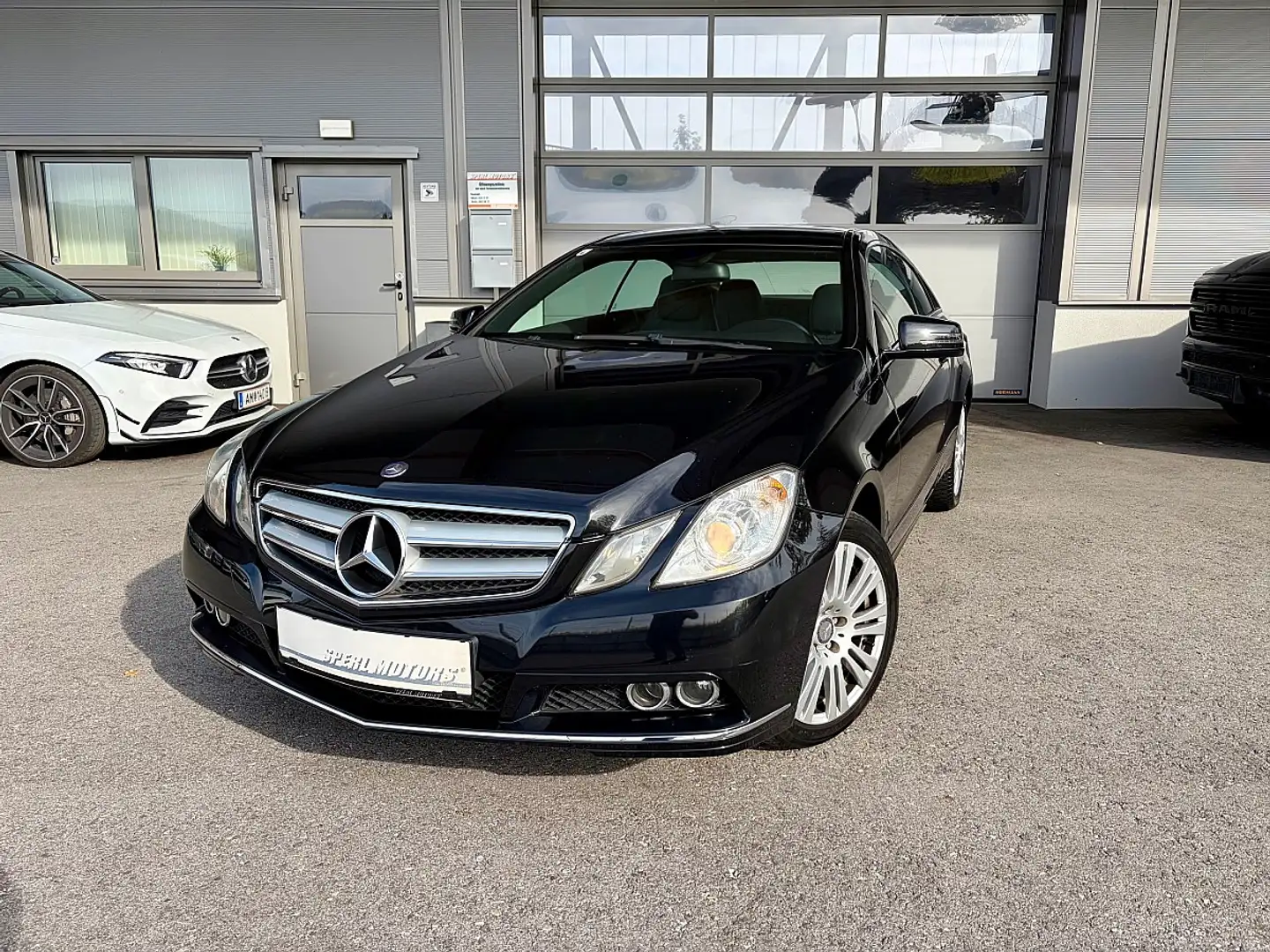 Mercedes-Benz E 250 Coupe Aut. *TOP GEPFLEGT* Schwarz - 1