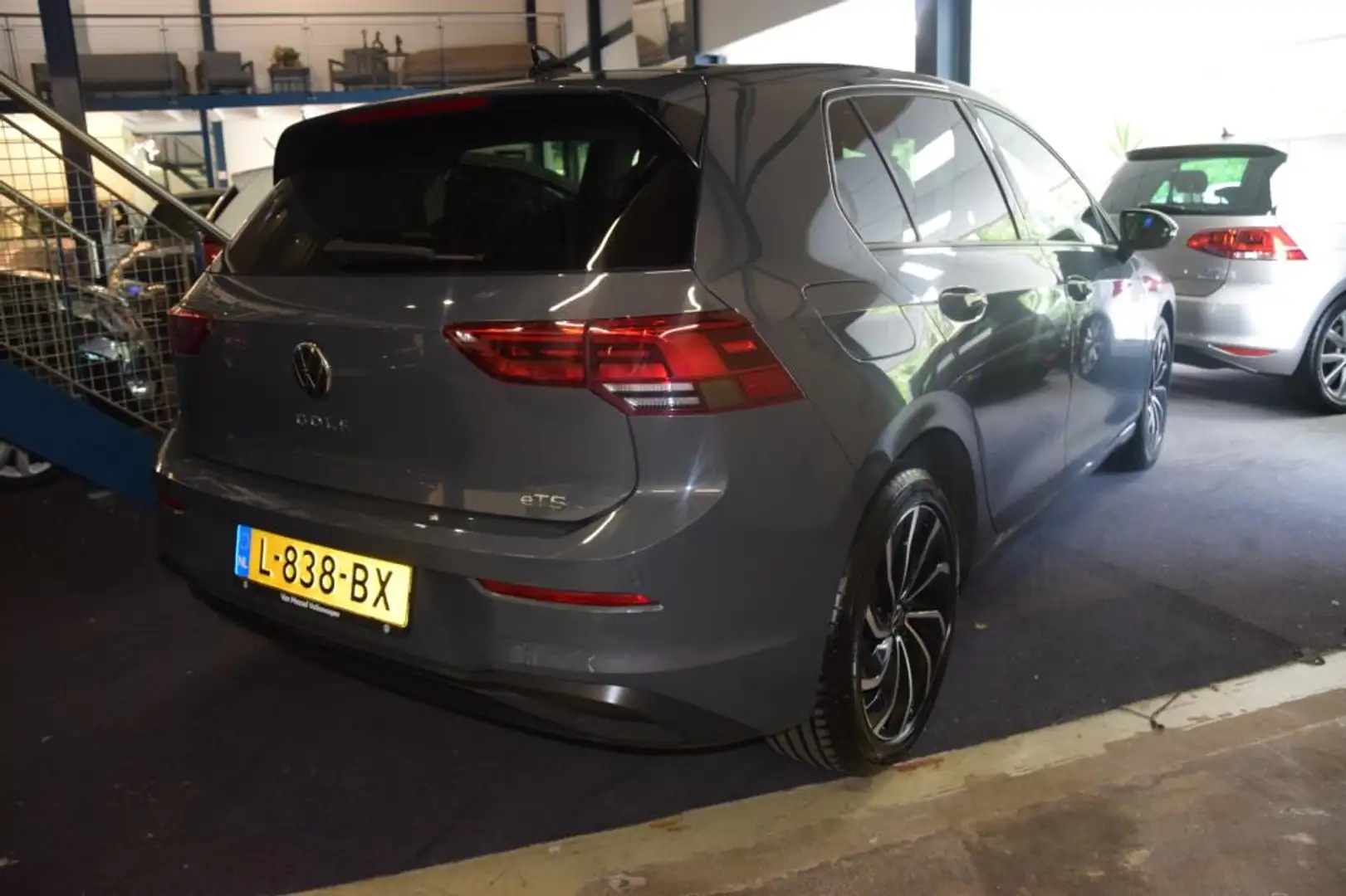 Volkswagen Golf 1.0 eTSI Life hele nette met mooie opties te koop Grijs - 2