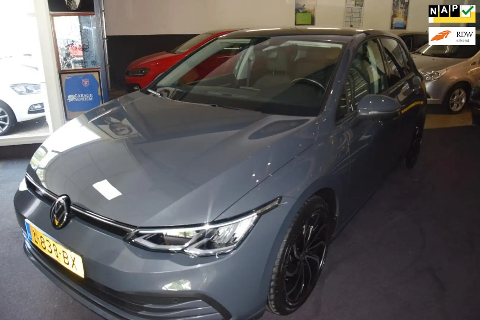 Volkswagen Golf 1.0 eTSI Life hele nette met mooie opties te koop Grijs - 1