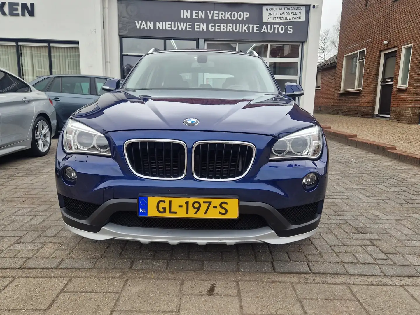 BMW X1 SDrive20i Executive, Trekhaak,Navigatie,L.M.Velgen Blauw - 2