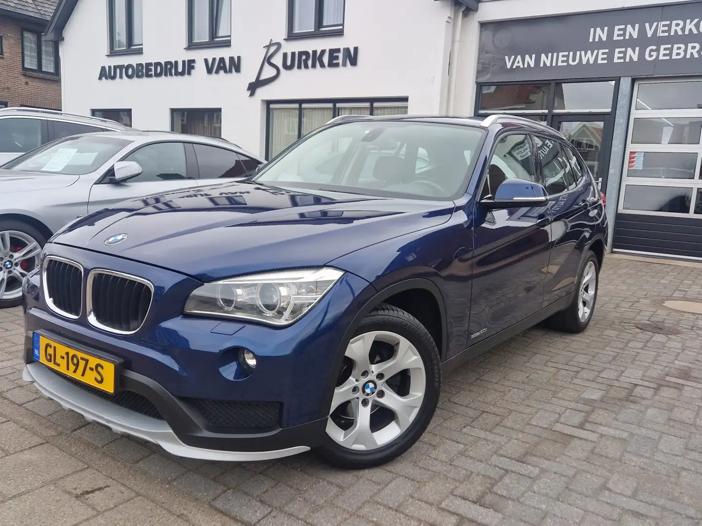 BMW X1 SDrive20i Executive, Trekhaak,Navigatie,L.M.Velgen Blauw - 1
