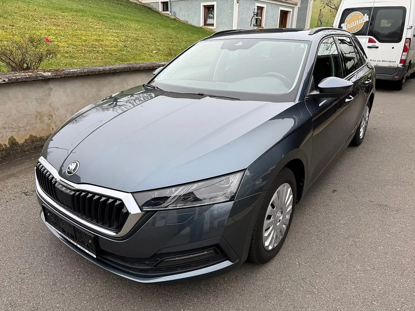 Skoda Octavia Combi 2,0 TDI Active Grau - 1