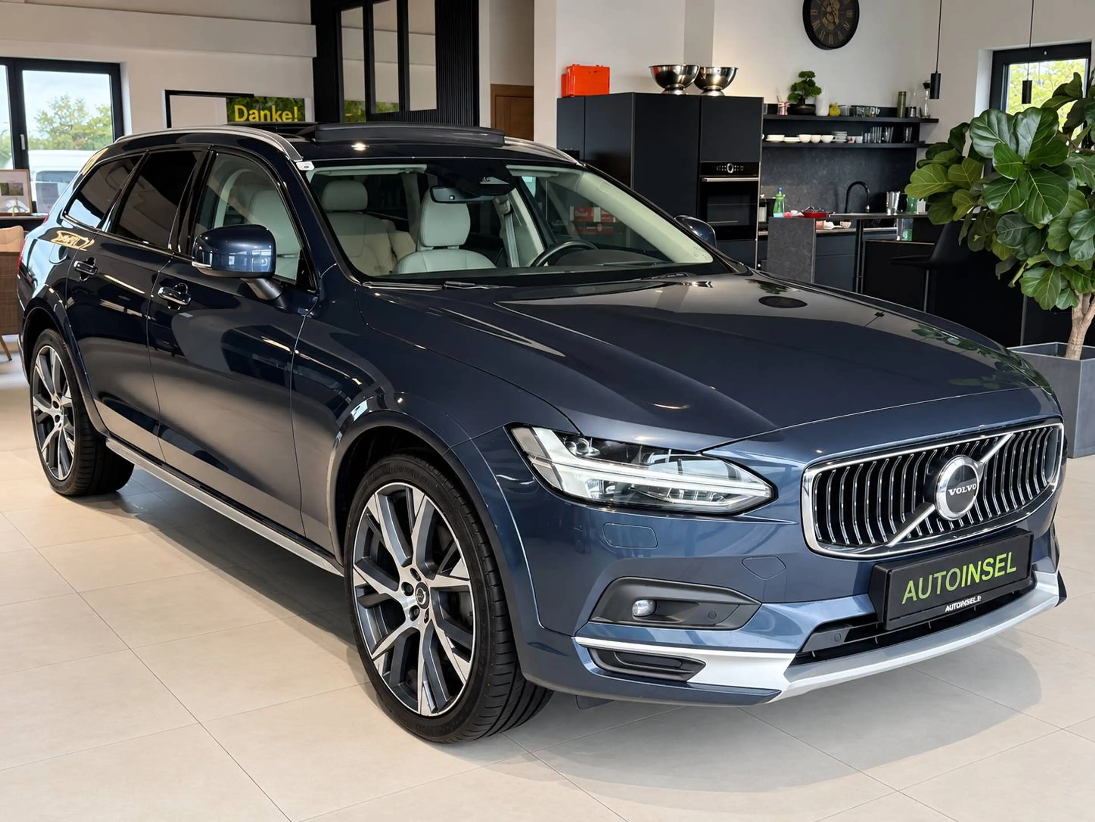 Volvo V90 Cross Country B5 Ultimate AWD Head-Up-Panorama-AHK-Sitzbelüftung — photo 3