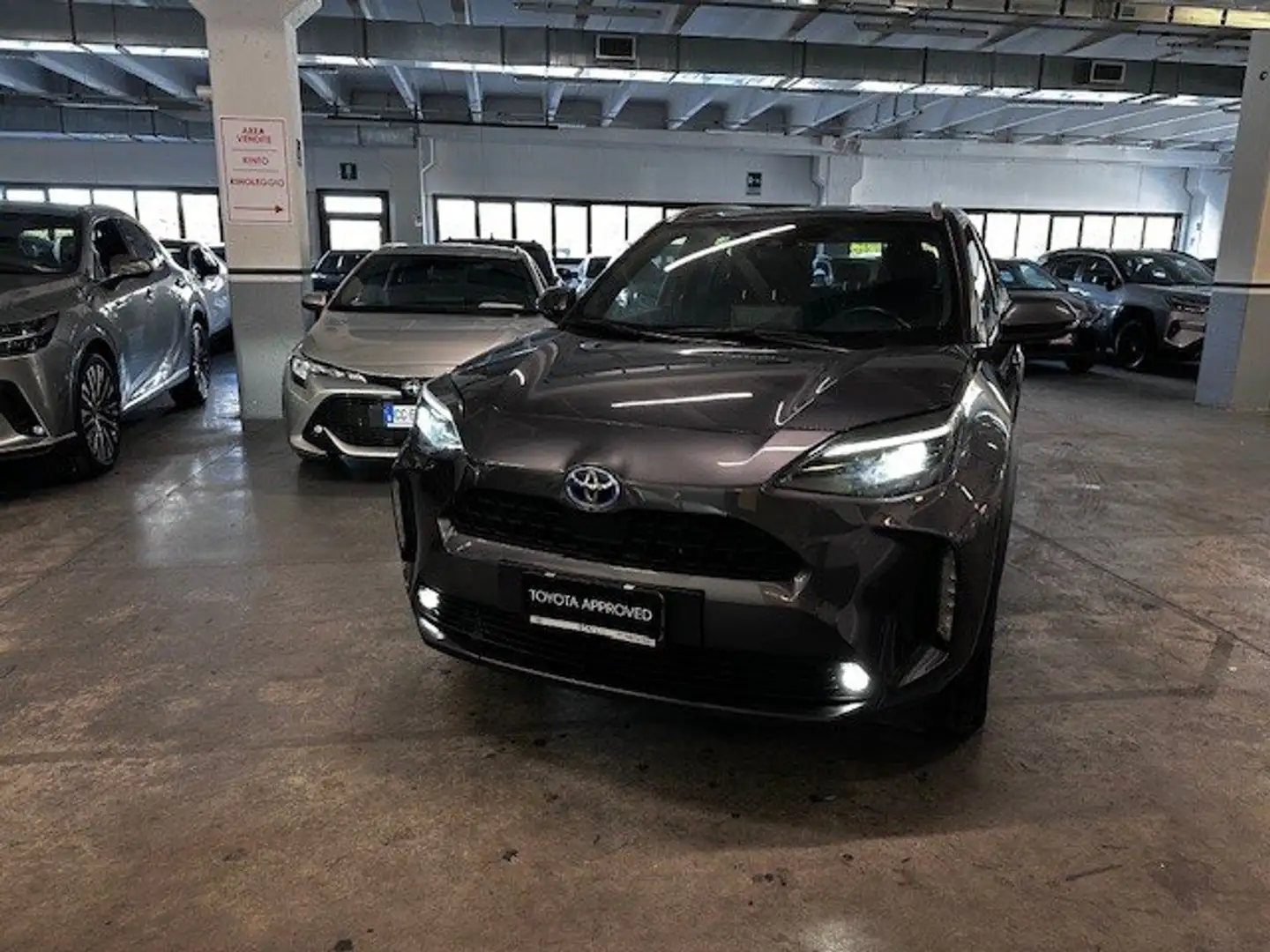 Toyota Yaris Yaris Cross Cross 1.5h Trend fwd 116cv e-cvt Gris - 1