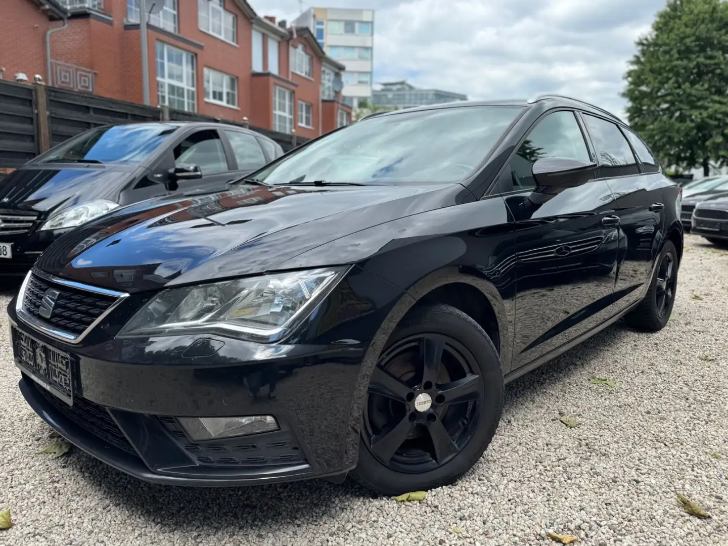 SEAT Leon ST Style/DSG/NAVI/PDC/KLIMATR./TEMP./S-HEFT Schwarz - 1