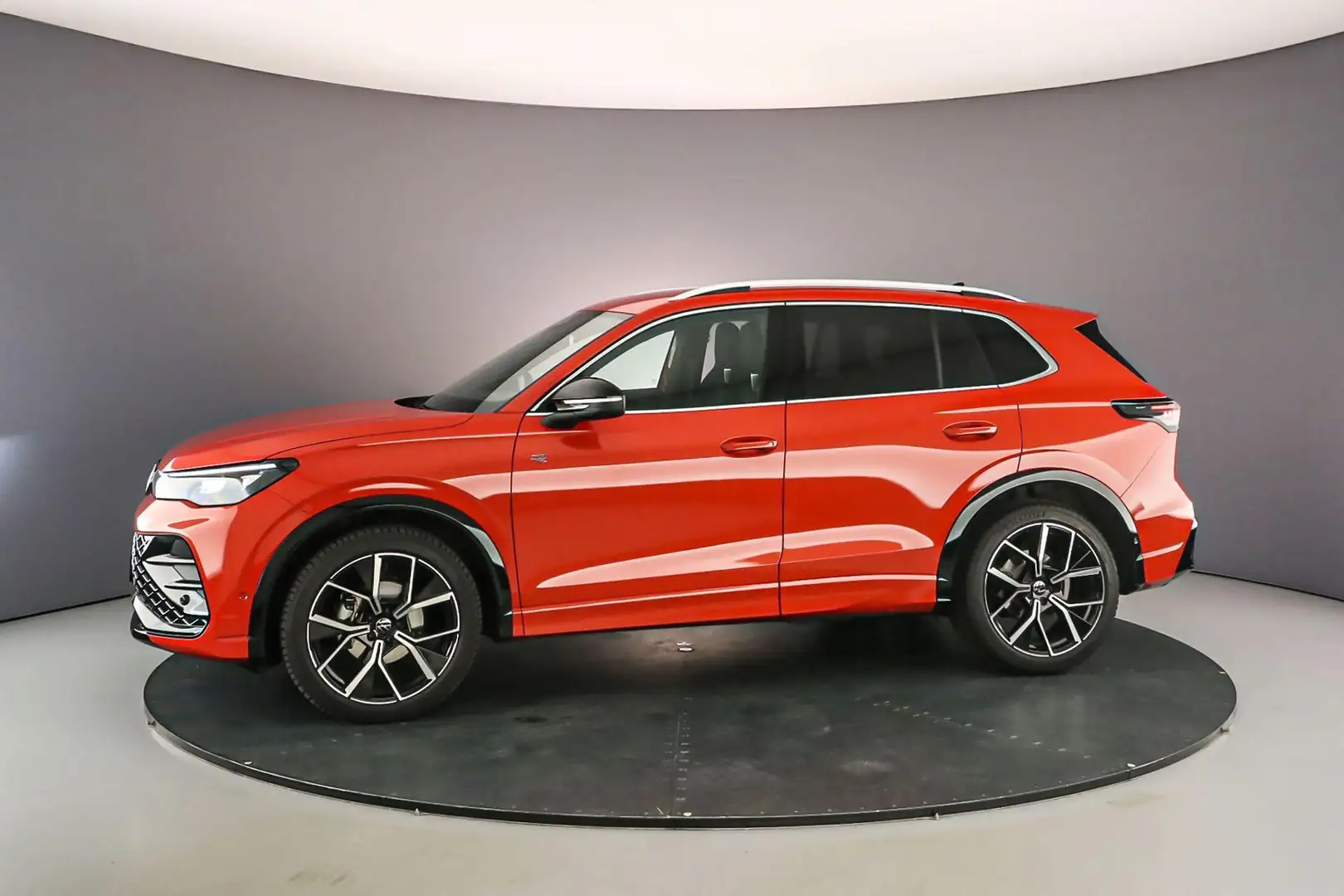 Volkswagen Tiguan R-Line Business 1.5 eTSI 150pk DSG Automaat Adapti Rouge - 2