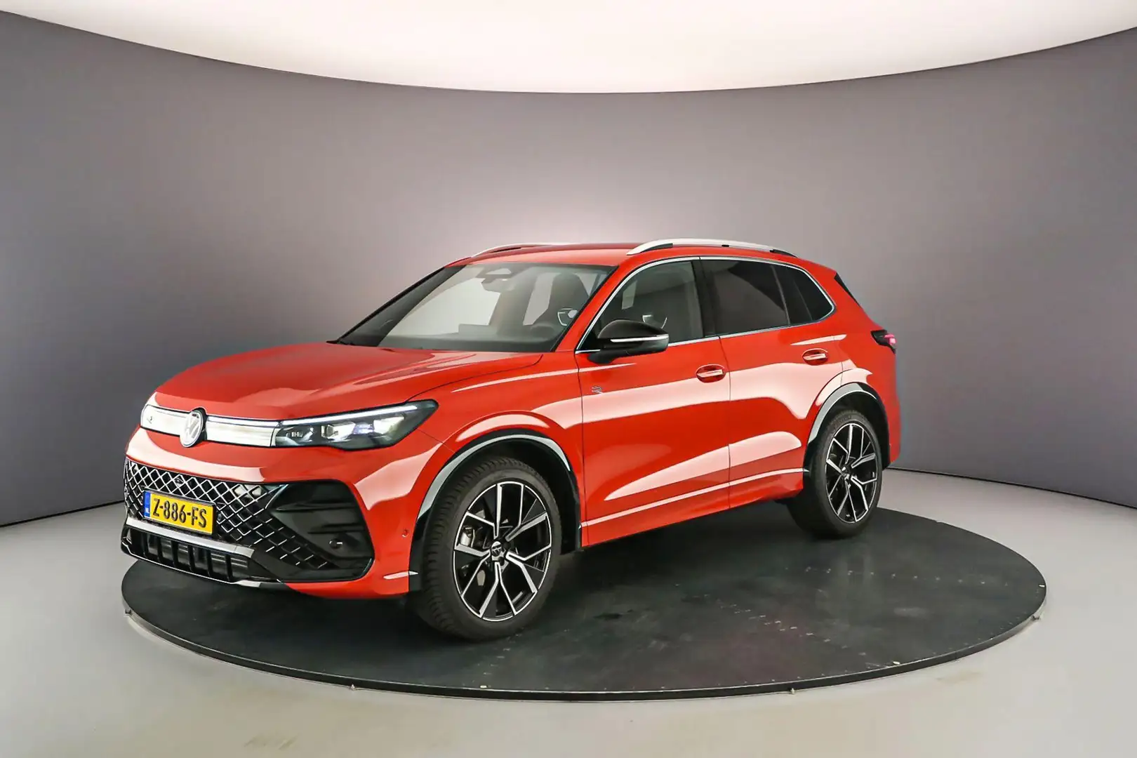 Volkswagen Tiguan R-Line Business 1.5 eTSI 150pk DSG Automaat Adapti Rood - 1