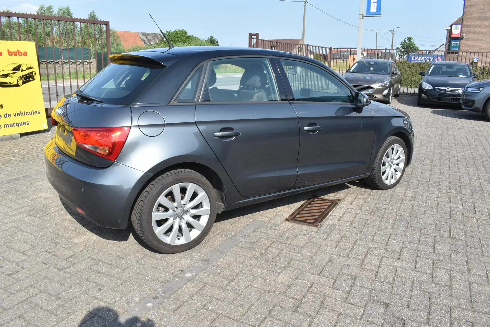 Audi A1 Sportback 1.6 TDi Attraction ***DESTOCKAGE B2B*** Gris - 2