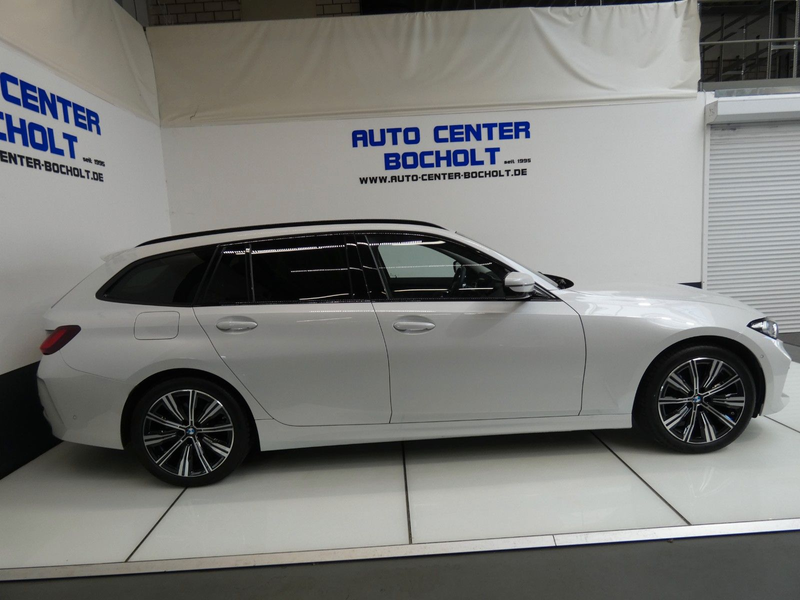 BMW 320 d xDrive*HUD*ACC*Panorama*AHK*Harman — photo 6