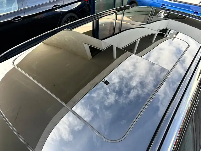BMW 3 Series view 10