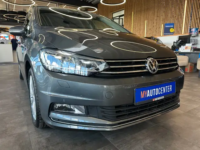 Volkswagen Touran view 3