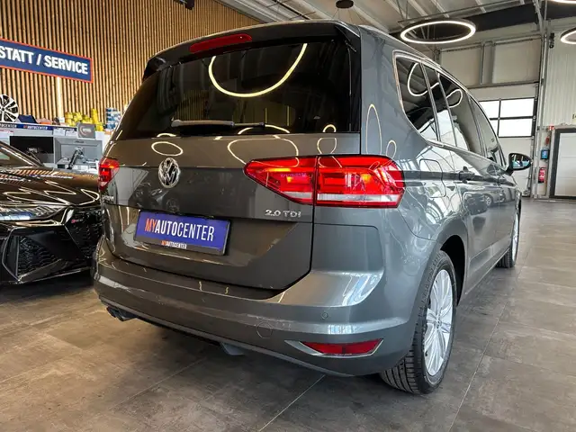 Volkswagen Touran view 2