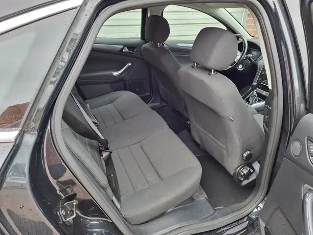 Ford Mondeo view 16