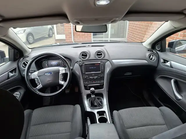 Ford Mondeo view 19