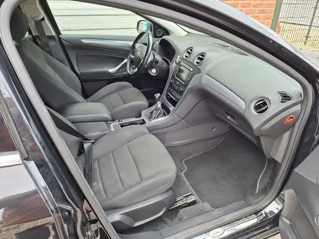 Ford Mondeo view 10