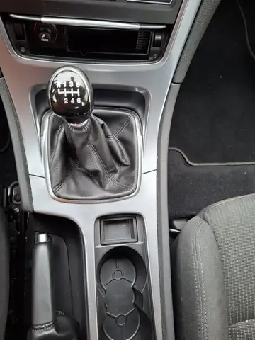 Ford Mondeo view 12