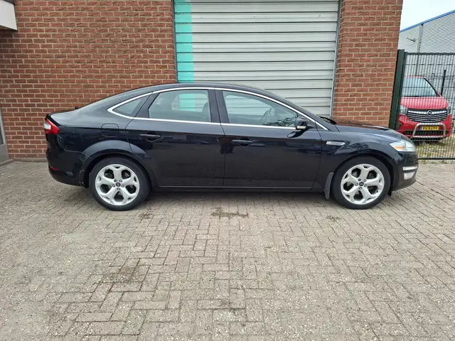Ford Mondeo view 4