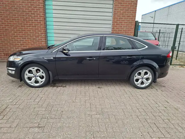 Ford Mondeo view 3