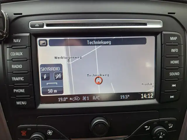 Ford Mondeo view 13
