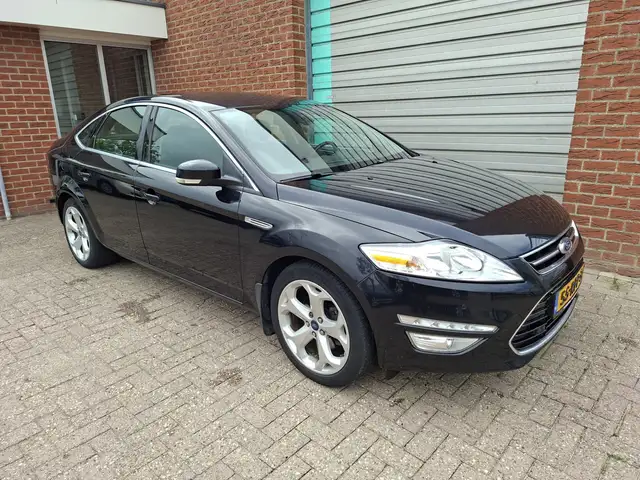 Ford Mondeo view 2