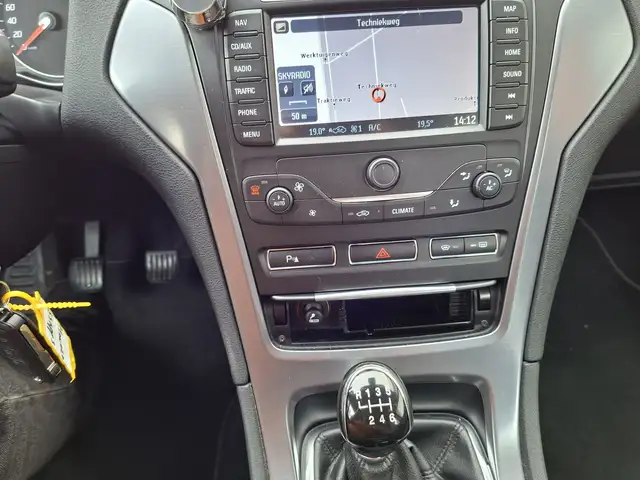 Ford Mondeo view 18