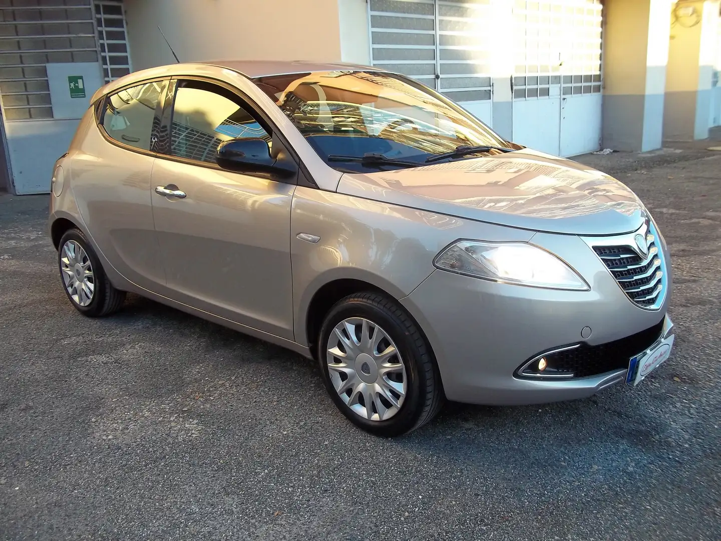 Lancia Ypsilon Silver 5p  1.2 8v Ok neopatentati Euro 5B Grau - 2