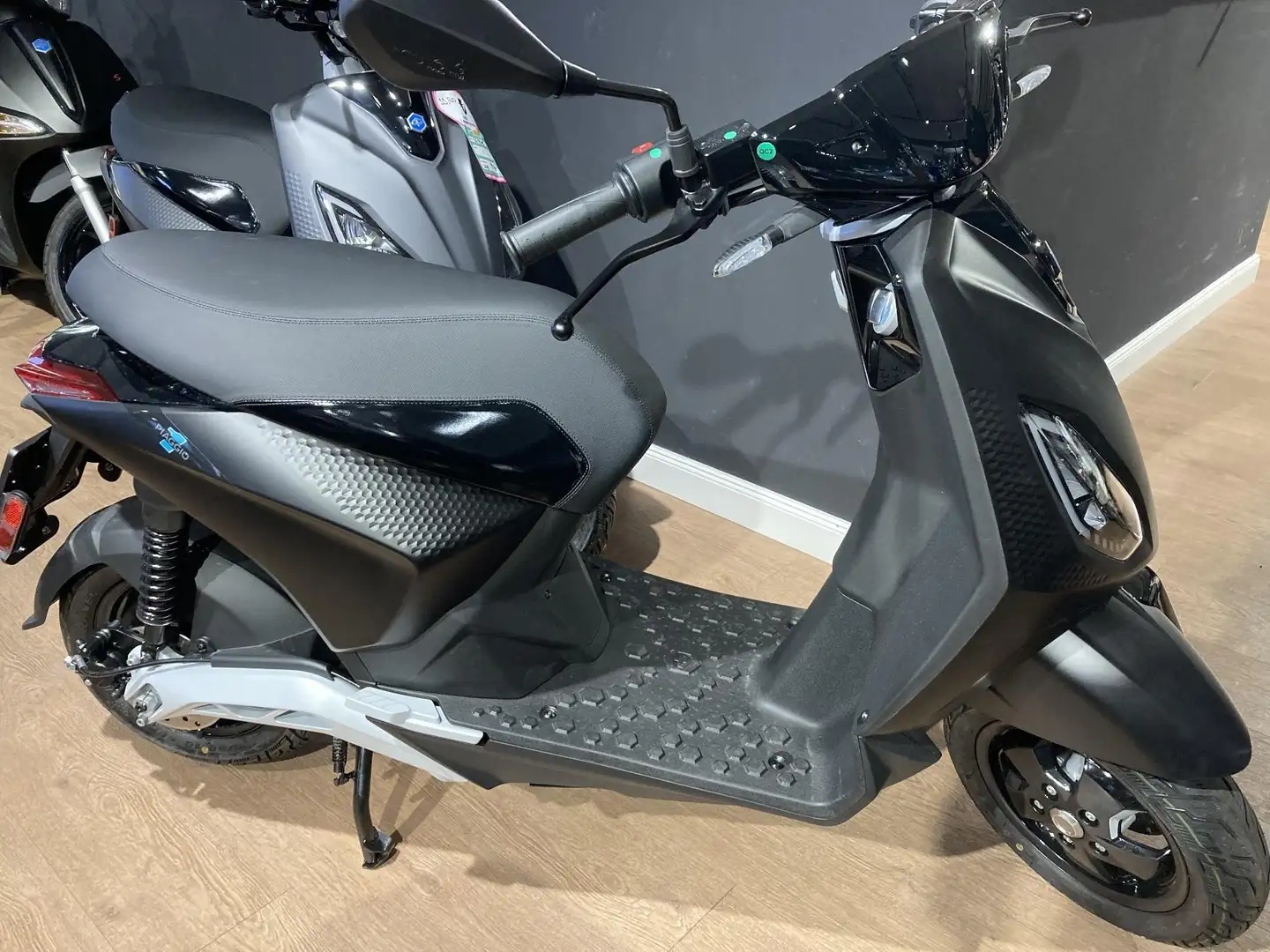 Piaggio 1 ACTIVE 125er E-Roller super Händling bis 100 KM Reichweite Zwart - 2