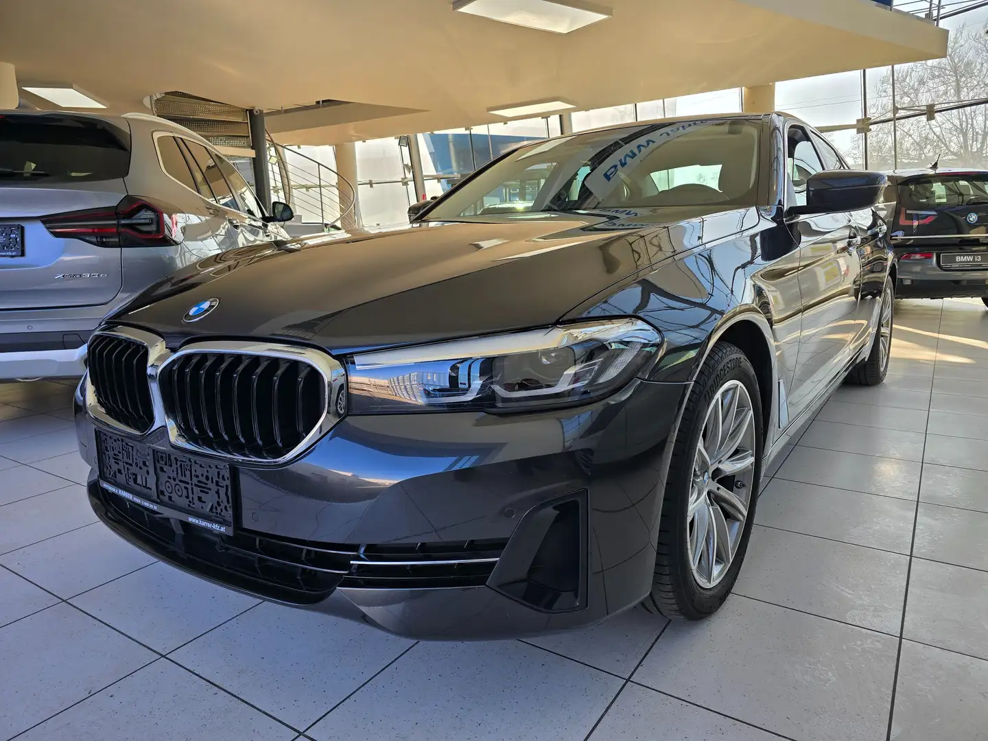 BMW 520 d xDrive A. 45% unter NP Standheizung/Massagesitze Grau - 1