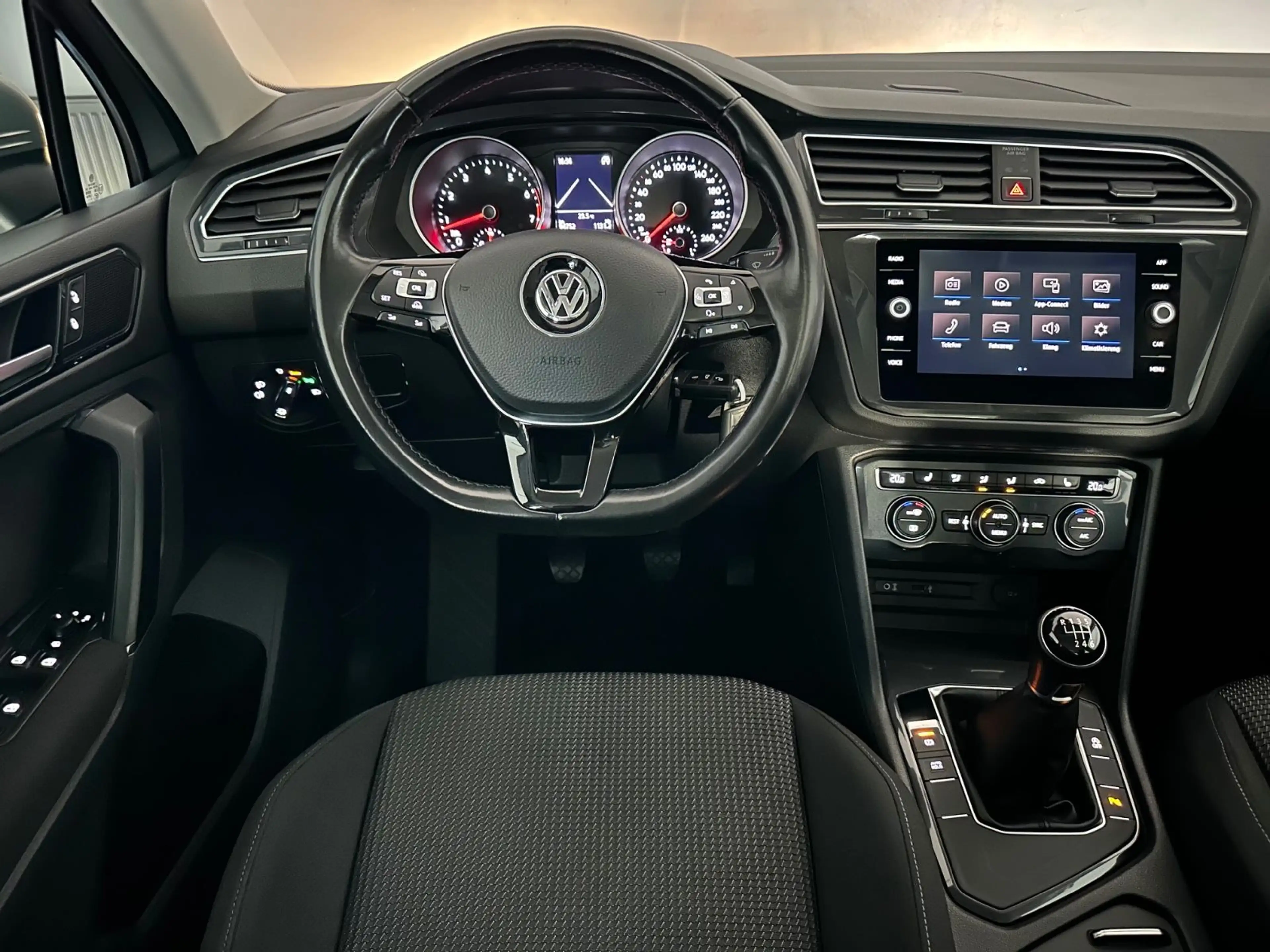 Volkswagen Tiguan Trendline BMT/App-Connect/PDC/Temp./18" — photo 29
