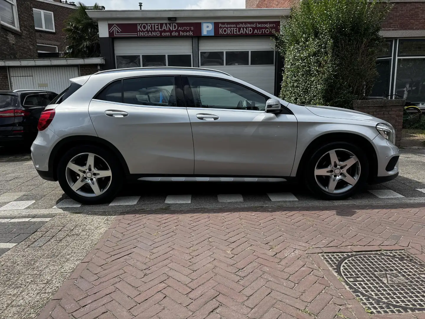 Mercedes-Benz GLA 180 Prestige NAVI PANORAMADAK AMG Grijs - 2