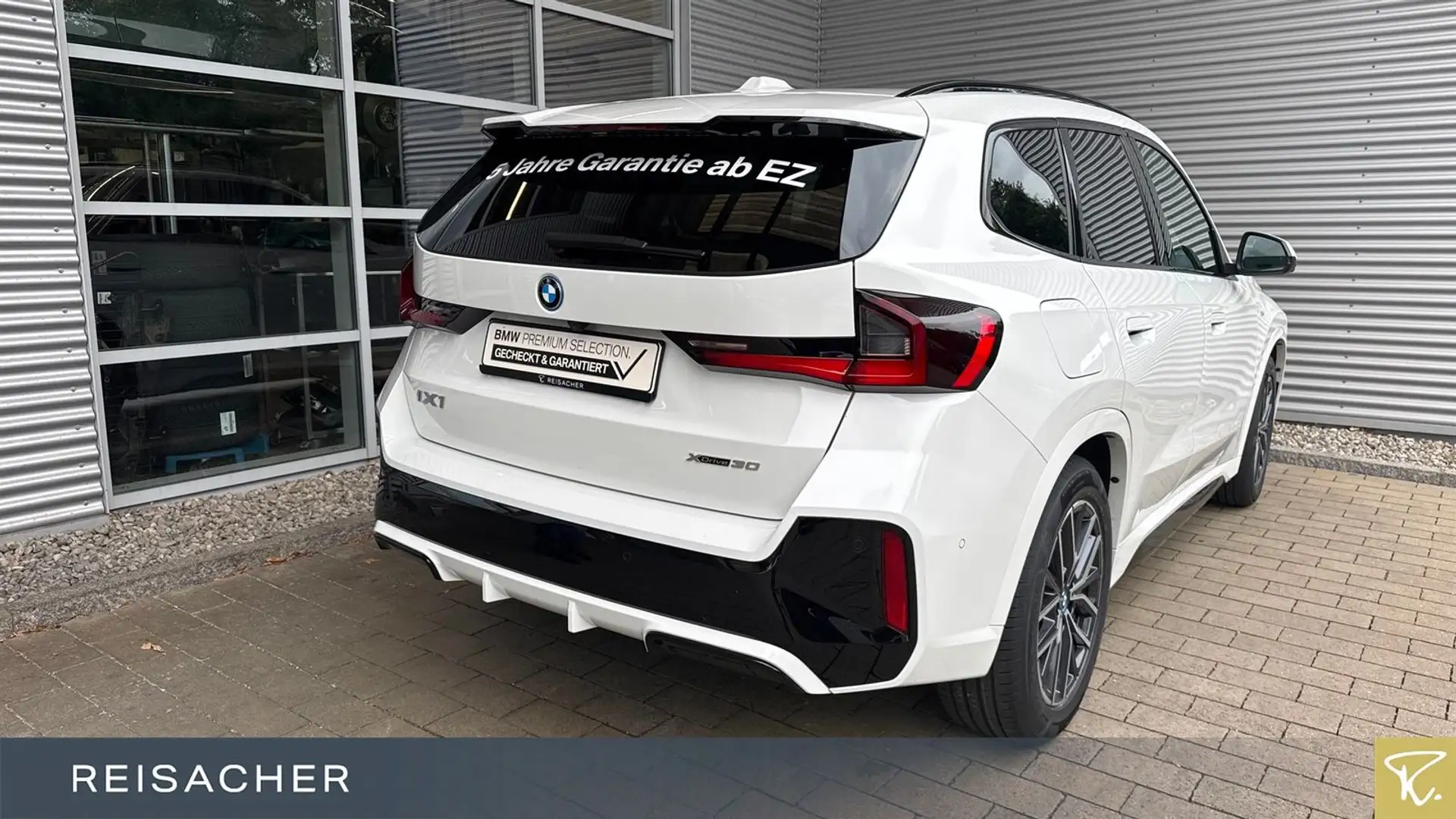 BMW iX1 IX1 XDRIVE30 M-Sport Navi HUD 360° ACC AHK 18" Weiß - 2
