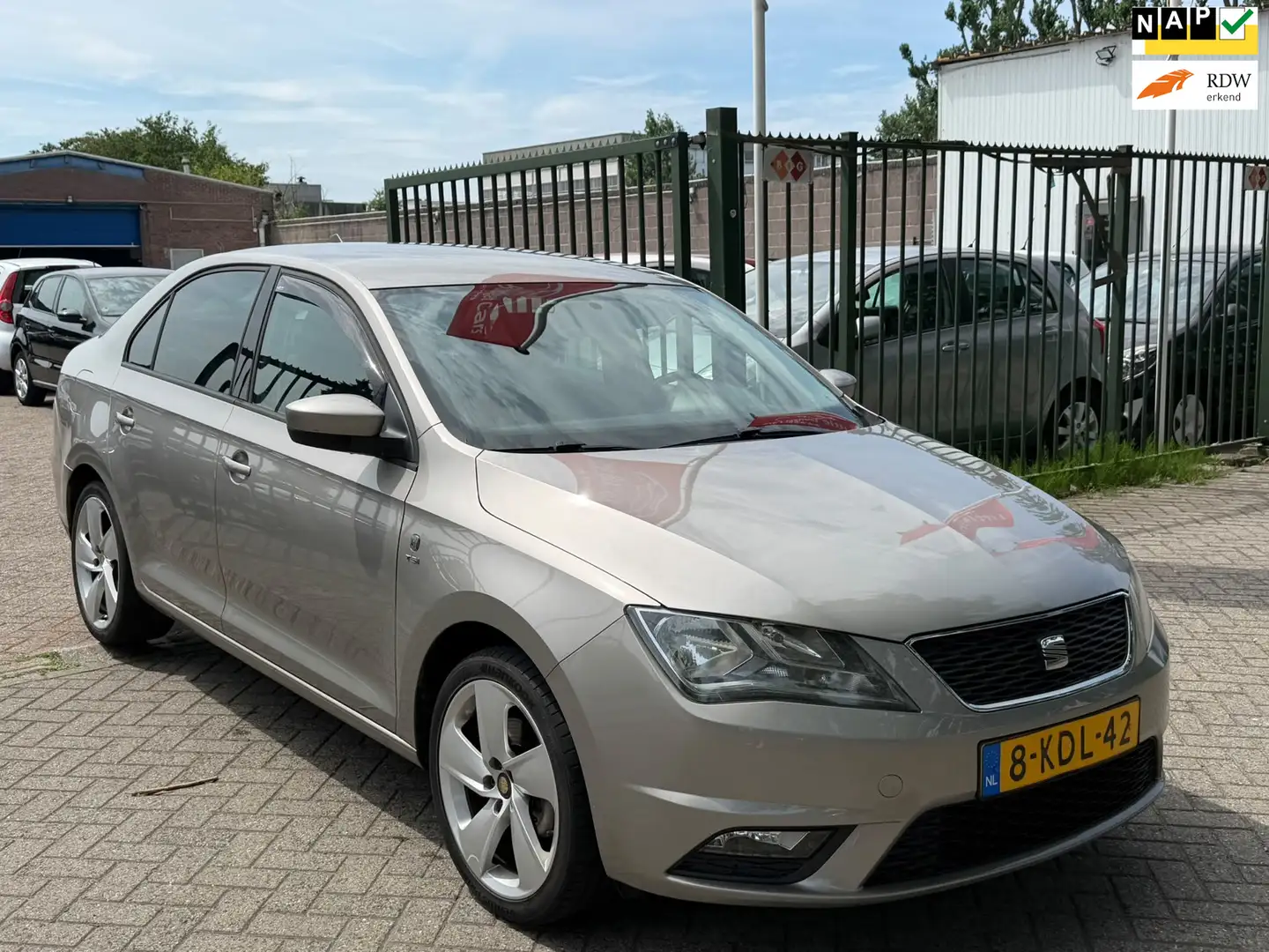 SEAT Toledo 1.2 TSI Businessline High Zeer netjes airco naviga Beige - 1