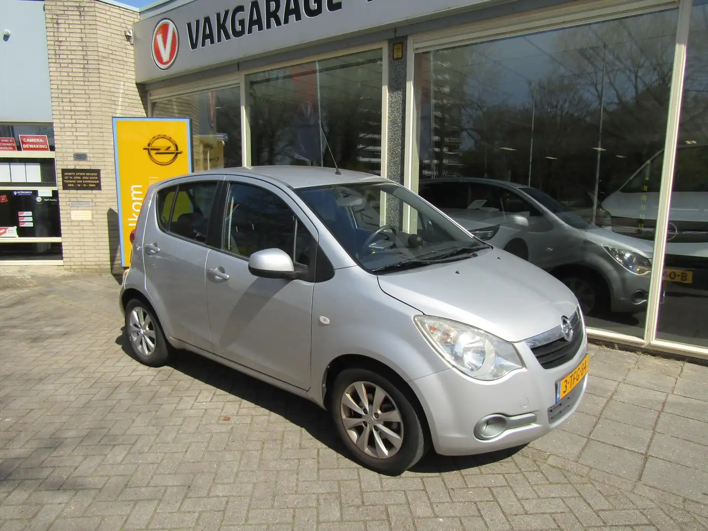 Opel Agila 1.0 12V BERLIN PLUS UITVOERING Grijs - 1