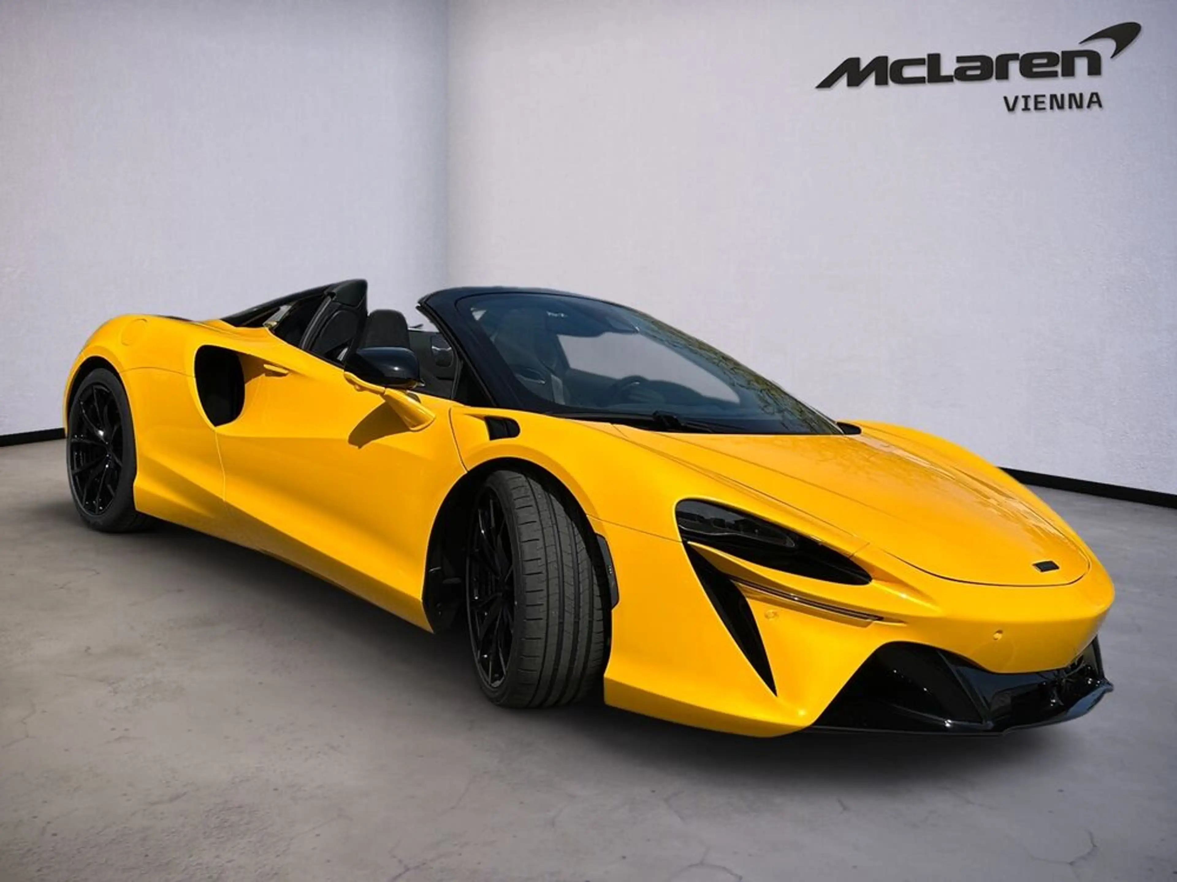 McLaren Artura Artura Spider / MSO Volcano Yellow / B&W / BLISS — photo 3