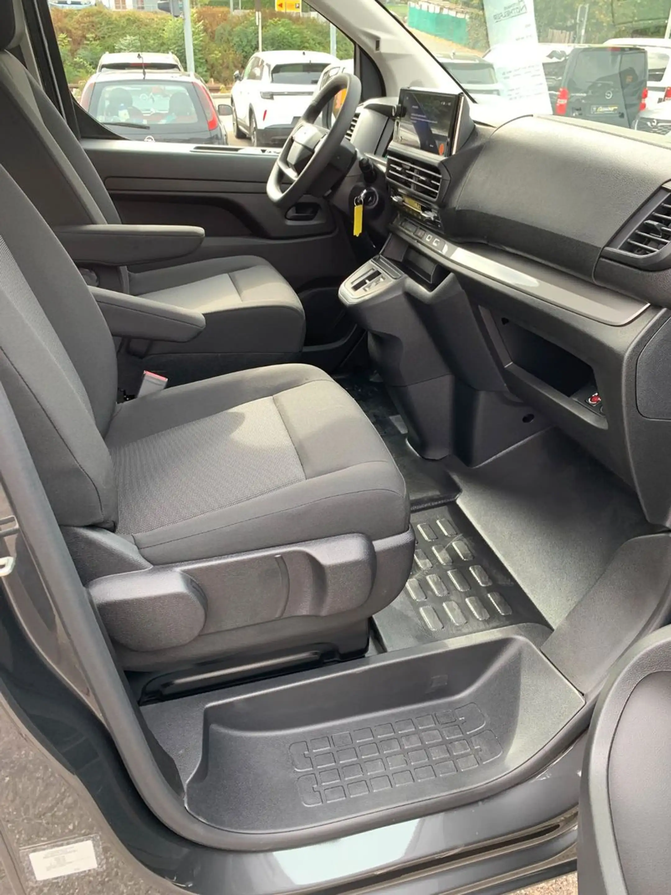 Opel Vivaro Kombi XL 8 Sitze Vollausst. 2.9 t Anhänge — photo 22