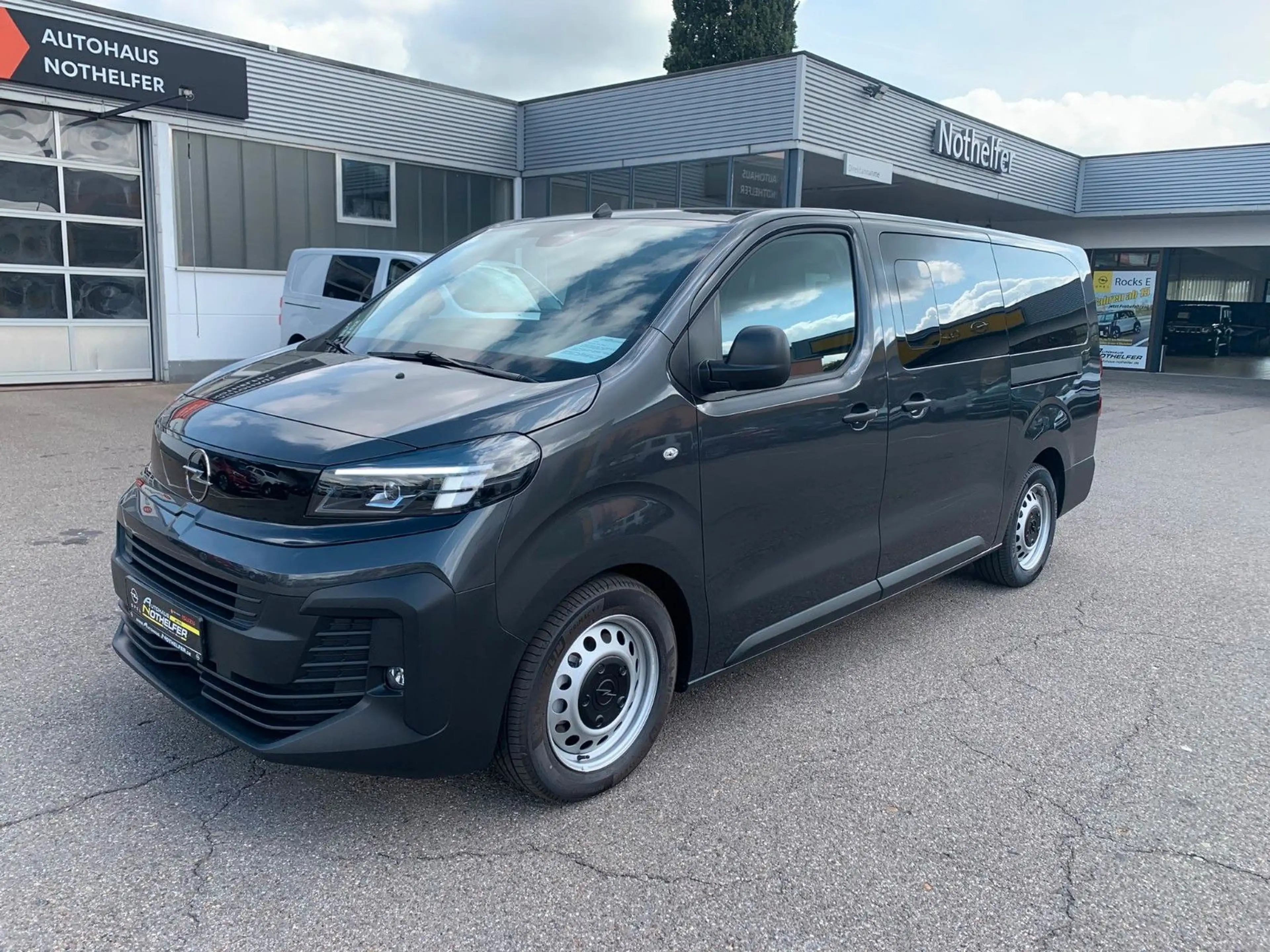 Opel Vivaro Kombi XL 8 Sitze Vollausst. 2.9 t Anhänge — photo 2