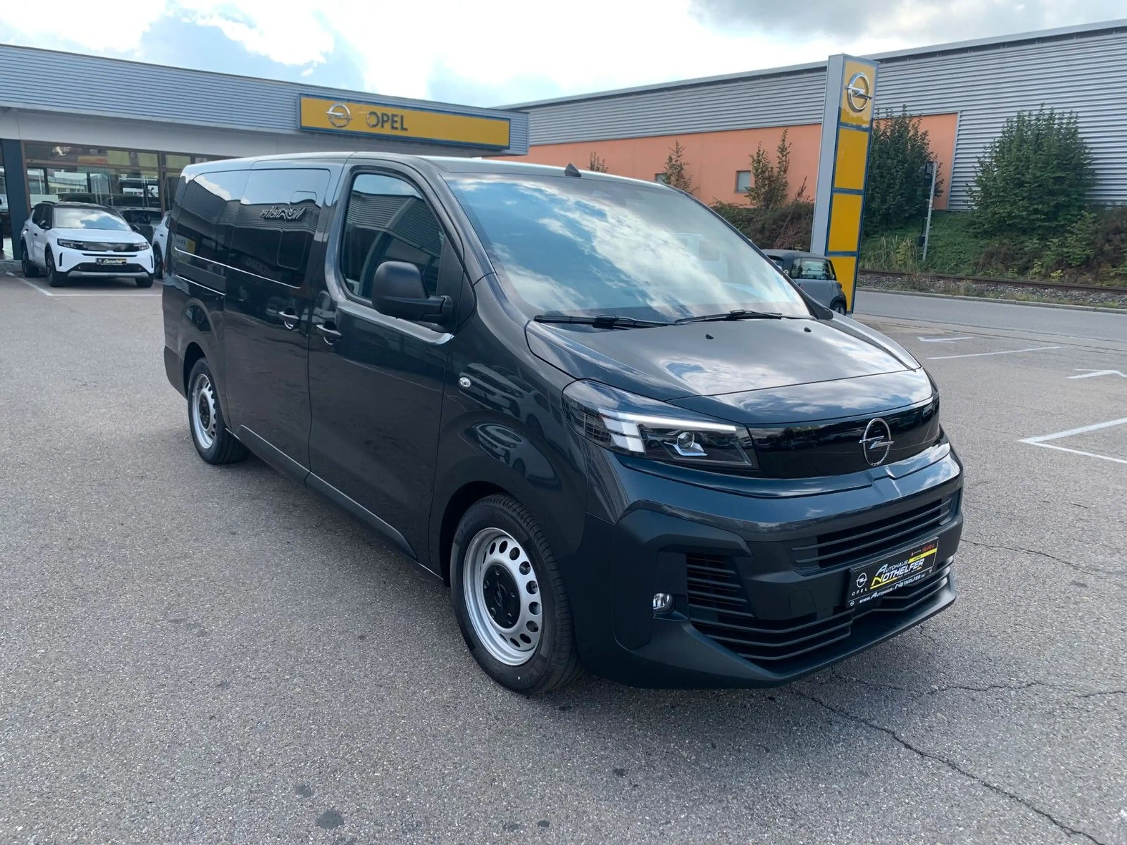 Opel Vivaro Kombi XL 8 Sitze Vollausst. 2.9 t Anhänge — photo 4