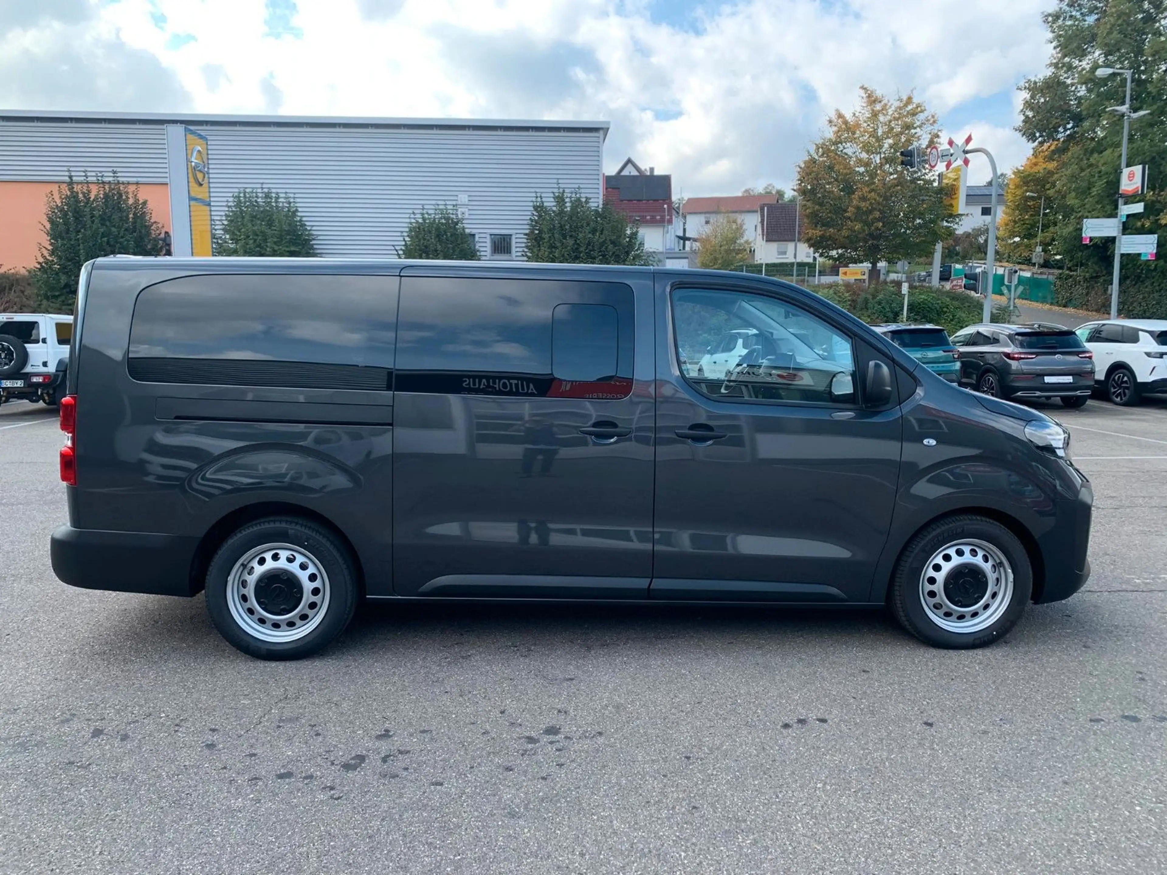 Opel Vivaro Kombi XL 8 Sitze Vollausst. 2.9 t Anhänge — photo 5