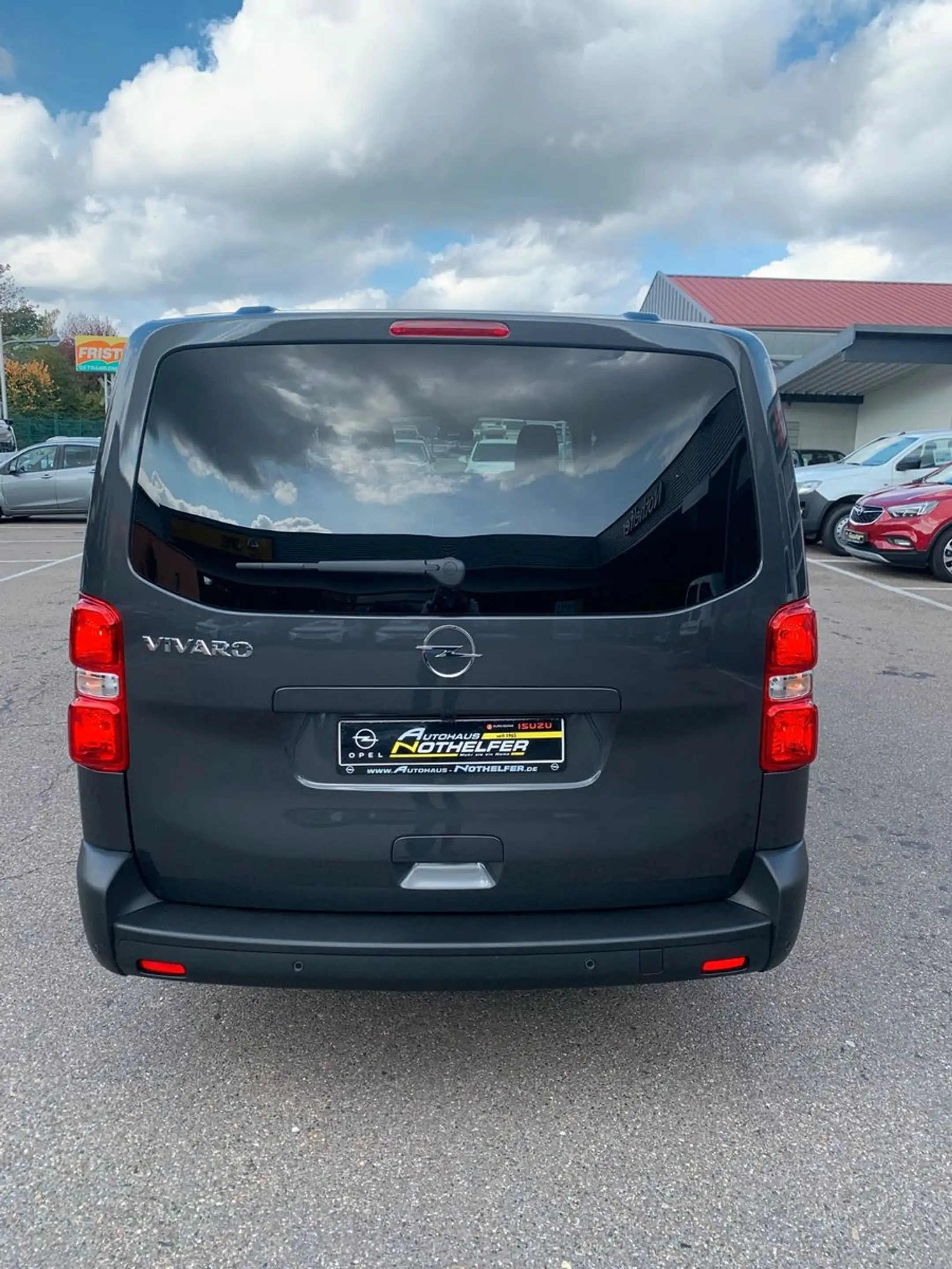Opel Vivaro Kombi XL 8 Sitze Vollausst. 2.9 t Anhänge — photo 8