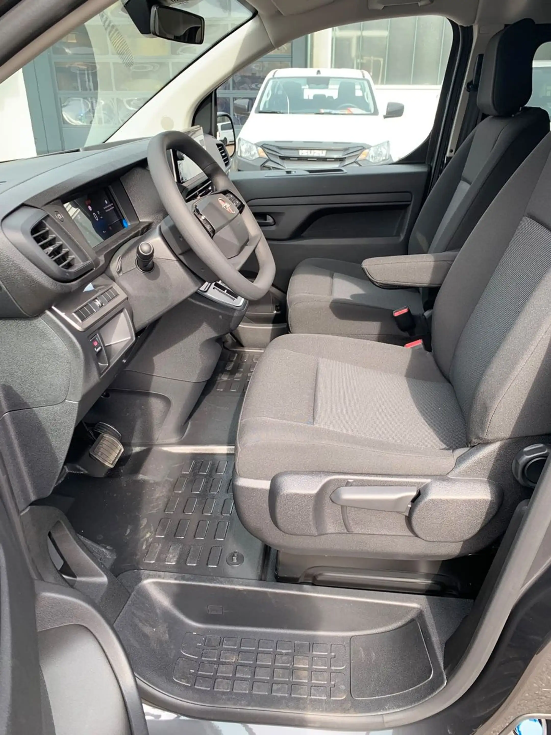 Opel Vivaro Kombi XL 8 Sitze Vollausst. 2.9 t Anhänge — photo 13