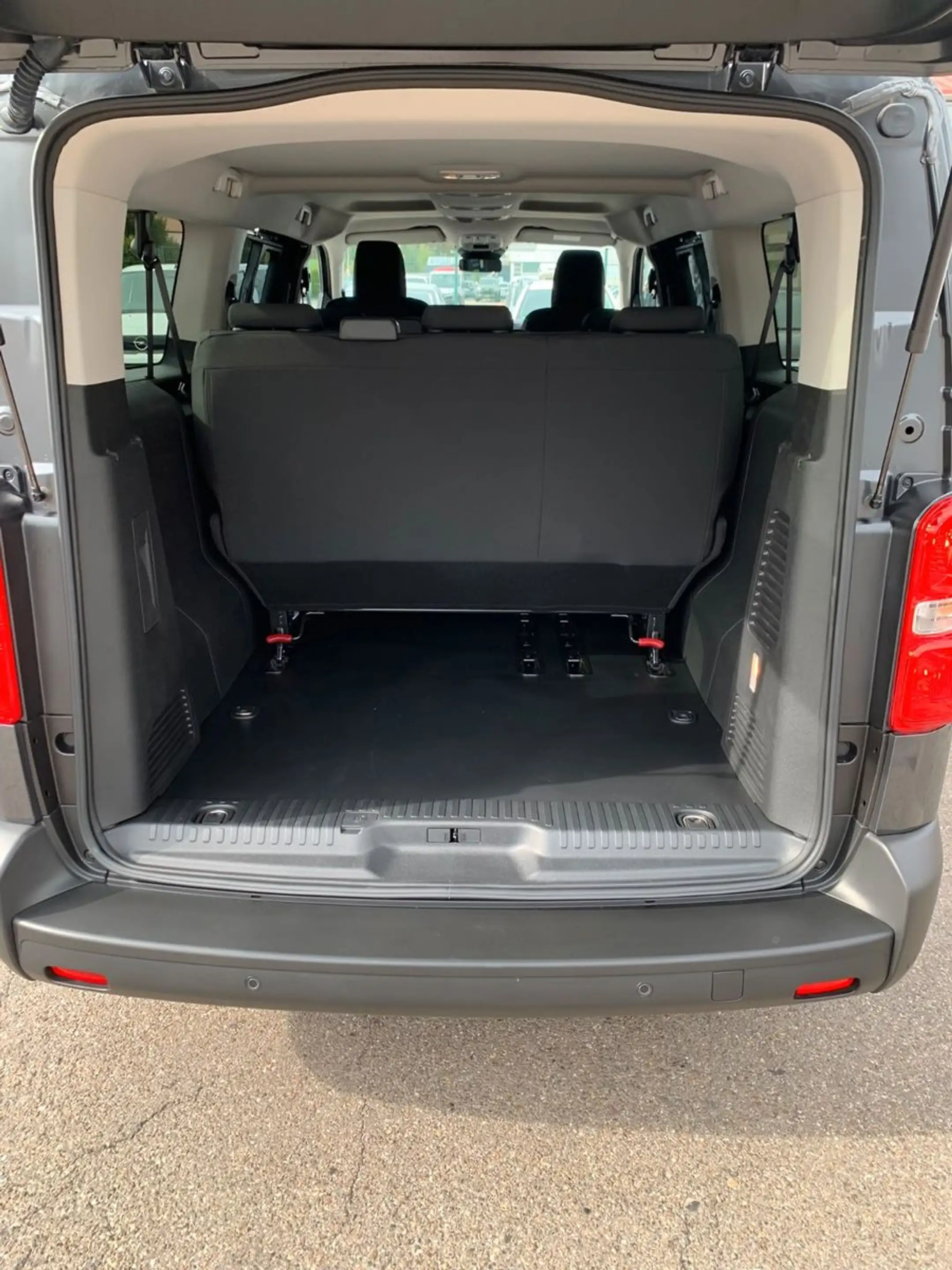Opel Vivaro Kombi XL 8 Sitze Vollausst. 2.9 t Anhänge — photo 16